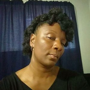 Meet your Posher, Delcenia